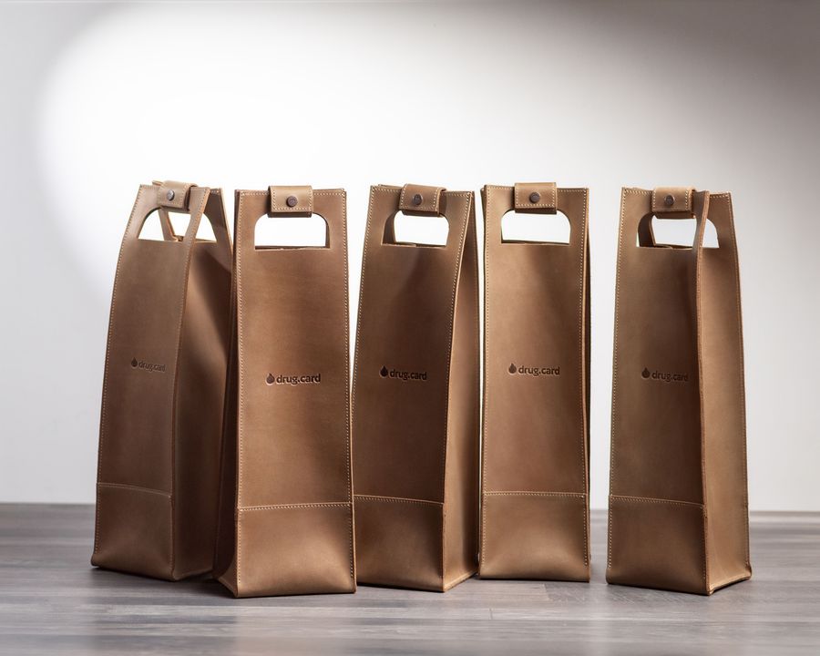 Leather wine bags with the drug.card logo